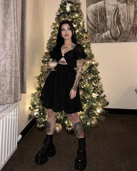 Alternative Christmas Party Outfit, Christmas Party Outfits Grunge, Alt New Years Outfit, Goth Nye Outfit, Emo Christmas Outfits, Alt Christmas Outfits, Alt Goth Outfits, Alternative Fits, Elevated Outfits