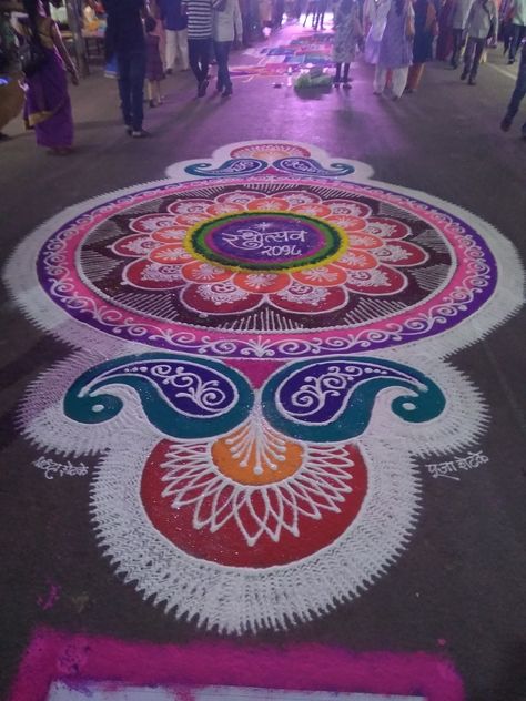 Very Big Rangoli Designs, Big Rangoli Design For Diwali, Big Sanskar Bharti Rangoli Designs, Long Rangoli Designs, Big Rangoli Designs Diwali Beautiful, Big Rangoli Designs For Competition, Galicha Rangoli Designs, Sanskarbharati Rangoli, Pongal Muggulu