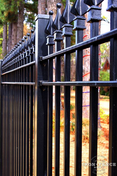 Iron Fence Design, Door Fence, Cast Iron Gates, Cast Iron Fence, Estate Gates, Wrought Iron Fence, Aluminum Fencing, Garden Wall Designs, Grill Gate Design