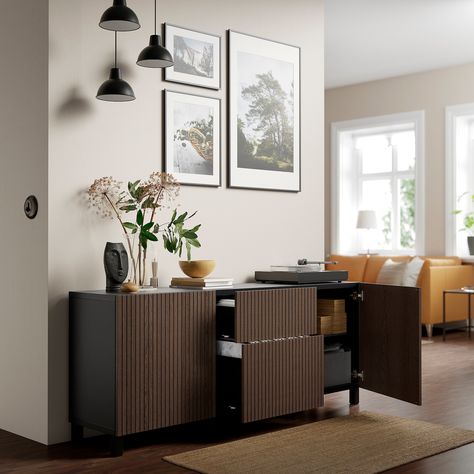 BESTÅ Aufbewahrung mit Schubladen, schwarzbraun Björköviken/Stubbarp/braun gebeiztes Eichenfurnier, 180x42x74 cm - Jetzt Inspirieren Lassen. Ein Sideboard bietet jede Menge Platz für Aufbewahrung und auf der Oberseite Raum zur Präsentation deiner Lieblingsdinge oder deiner Lieblingsgerichte, bevor sie auf dem Tisch landen. Die BJÖRKÖVIKEN Front aus Eichenfurnier verleiht jeder Tür einen wertigen und natürlichen Ausdruck. Durch seitlich und in der Höhe verstellbare Scharniere lassen sich die Türe Buffet Ikea, Besta Ikea, Birch Veneer, Ikea Besta, Organization Furniture, Honeycomb Paper, Furniture Hacks, Ikea Furniture, Sideboard Buffet