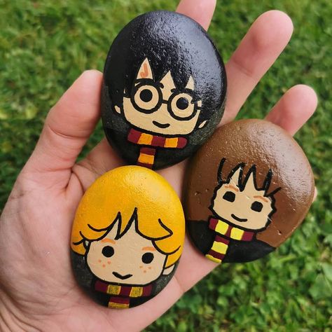 Painting Ideas Harry Potter, Harry Potter And His Friends, Harry Potter Weihnachten, Citate Harry Potter, Paint Pens For Rocks, Art Harry Potter, Harry Potter Painting, Anniversaire Harry Potter, Stone Art Painting