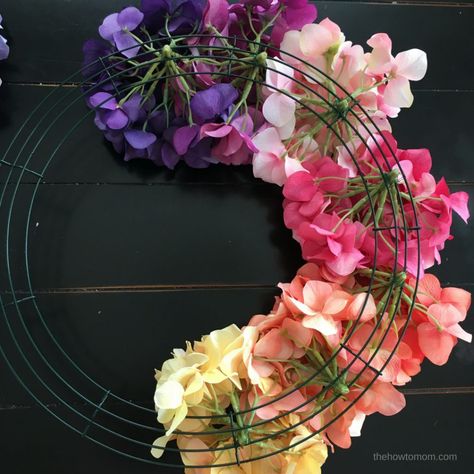 Hydrangea Wreath Diy, Cheap Wreaths, Diy Frühling, Make A Rainbow, Wire Wreath Forms, Diy Spring Wreath, Door Wreaths Diy, Small Wreaths, Hydrangea Wreath