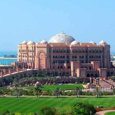 Emirates Palace, Luxury Staircase, Jeezy, Indian Architecture, Palace Hotel, Big Houses, Abu Dhabi, Taj Mahal, Palace