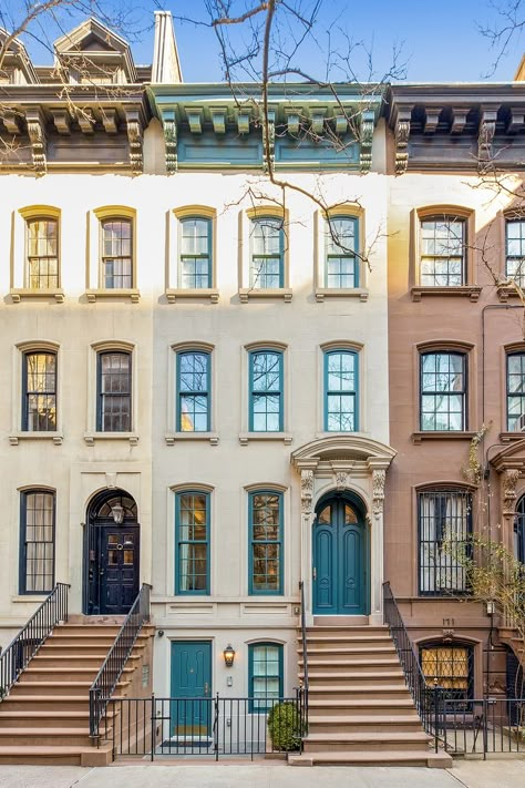 Apartment Buildings New York, Breakfast At Tiffany's Apartment, New York Townhouse Exterior, New York Style House, New York Apartment Exterior, Brownstone New York, Brownstone Exterior, Townhouse New York, Brownstone Townhouse