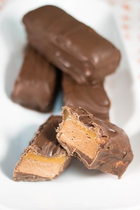 Homemade Milky Way Candy Bars | This homemade version of the classic candy bar is even better than the original! Homemade Milky Way, Milky Way Candy, Candy Bar Recipe, Gluten Free Candy, Homemade Candy, Candy Recipes Homemade, Chocolate Hazelnut Spread, Caramel Candy, Homemade Halloween