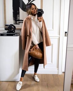 Camel Coat: wie kombiniert man einen beigen Mantel? — No Time For Style Mantel Outfit, Camel Coat Outfit, Leggings Leather, Mia Mia Mine, Pijamas Women, Mode Mantel, Leather Leggings Outfit, Look Legging, Mia Mia