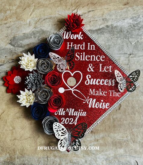 It's time to show the world what you have accomplished. Hard work truly pays off Congratulations to your well deserved success  ITEM DETAILS -This is made of Glitter Cardstock, Paper Flowers and Pearls -Every cap will have a hole in the middle for the tassel -I will be using exact same shades of flowers unless you request for something else. -Each cap topper is handmade to order -Flower placement, size, and color may vary slightly -I normally use white vinyl for the custom message, please let me know if you want something else -Size is 10 x 10" please send us a message if you want a different size 🛑 LINK TO ADD PEARLS: 🛑 https://www.etsy.com/listing/1009613437/pearl-add-on-only-no-cap-topper?ref=shop_home_active_1&frs=1&crt=1 (IF THE LISTING PICTURE HAS ALREADY PEARLS IN IT, YOU DO NOT H Master Degree Cap Ideas, Grad Topper Ideas, Graduation Cap I Did It For Them, Cosmetology Caps For Graduation, I Did It For Her Graduation Cap, Red Graduation Cap Designs, Christian Grad Cap Ideas, Medical Assistant Graduation Cap, Dancer Graduation Cap