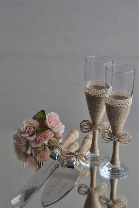 Wedding Glasses Decoration, Scroll Wedding Cake, Burlap Wedding Decor, Rustic Wedding Glasses, Burlap Wedding Decorations, Wedding Dress Crafts, Wedding Champagne Glasses, Wedding Cake Server, Flute Glasses