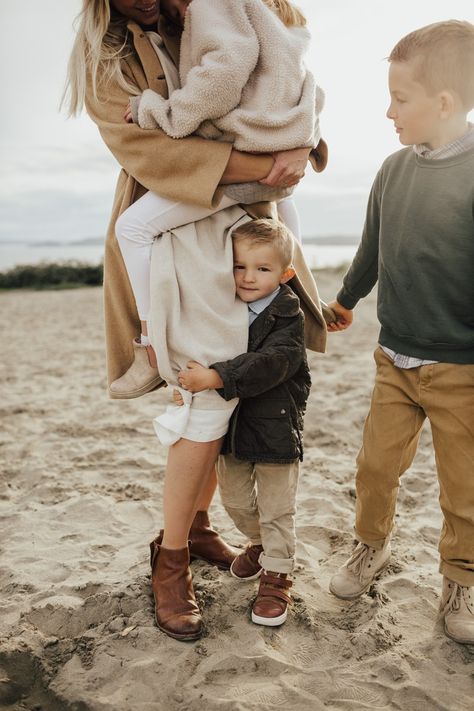 seattle-family-photographer Outfits With Color, Family Photos Indoor, Winter Family Photoshoot, Family Photo Outfits Winter, Color Scheme Ideas, Family Photography Outfits, Winter Family Photos, Fall Family Photo Outfits, Family Photoshoot Outfits