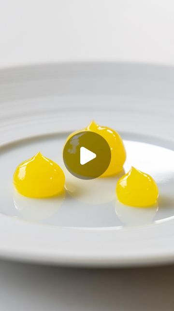 96K views · 5.6K likes | Jules Wiringa on Instagram: "Let’s make a yuzu gel! 🍋 I serve the gel with a delicious espresso martini dessert, but it works great with other desserts, appetizers and even main courses. It really brings a super nice balance with rich flavors 🔥 Find all my written recipes on my website www.julescooking.com 👌🏼 #julescooking #recipe   Yuzu gel recipe 🍋 -       25 grams of lemon juice  -       25 grams of lime juice -       20 grams of ginger syrup -       80 grams of water -       100 grams of yuzu juice -       80 grams of sugar -       4 grams of agar powder -       4 grams of gellan powder First mix all the ingredients in a saucepan. Mix this well and then bring it to a boil for 1 minute. Then pour it into a bowl and let it cool down completely in your fridge Yuzu Desserts, Dessert Garnish, Ginger Desserts, Lemon Garnish, Amazing Food Platters, Written Recipes, Meringue Recipe, Ginger Syrup, Easy Food Art