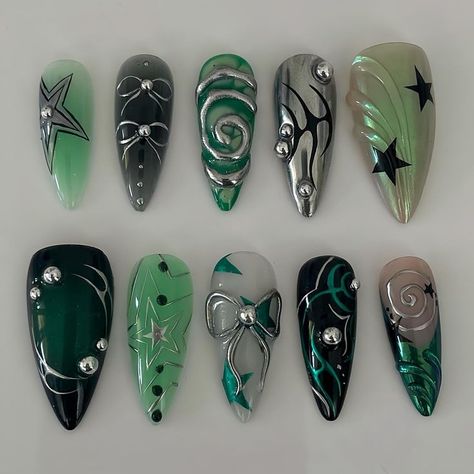 Hatsune Miku Nails, Cyberpunk Nails, Ongles Goth, Dark Green Nails, Fake Nails Designs, Hippie Nails, Punk Nails, Goth Nails, Grunge Nails