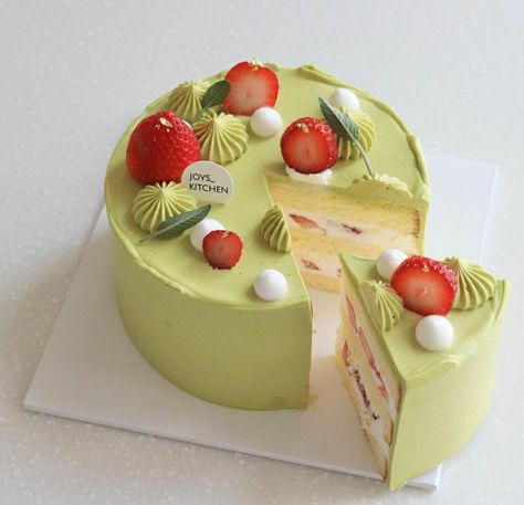 Cake, green tea cake, strawberry, matcha, whipped cream, aesthetic, korean, dessert, cafe French Boyfriend, Decorate A Cake, Resipi Kek, Matcha Cake, Tiny Cakes, Green Cake, Pretty Dessert, Fancy Desserts, Pretty Birthday Cakes