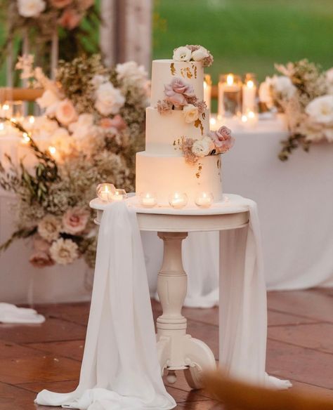 Wedding Cake 200 People, Cake Table Wedding Simple, Simple Wedding Cake Table, Wedding Cake Pedestal, Wedding Cake Setup, Wedding Cake Table Ideas, Cake Table Wedding, Wedding Table Setup, Wedding Cake Pearls