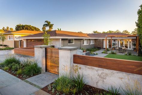 Privacy Wall Front Of House, Front Courtyard Ideas Entryway, Social Front Yard, Front Yard Wall, Front Courtyard Ideas, Yard Wall, Yard Gate, Fence Gate Design, Modern Gate