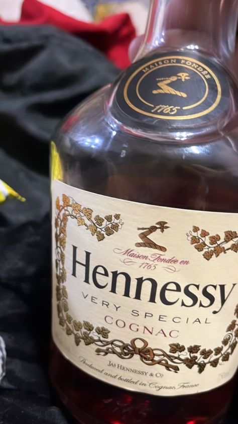 Henny Bottle Aesthetic, Hennessy Aesthetic, Henny Bottle, Hennessy Drinks, Hennessy Very Special Cognac, Hennessy Bottle, Pretty Alcoholic Drinks, Instagram Money, Yummy Alcoholic Drinks