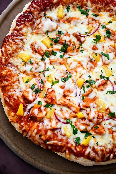 Hawaiian BBQ Chicken Pizza is loaded with cheese, barbecue sauce, pineapple and more. This pizza is a family favorite. It's perfect for pizza night! Hawaiian Pizza Recipe, Hawaiian Bbq Chicken, Bbq Chicken Pizza Recipe, Pizza Life, Chicken Pizza Recipes, Hawaiian Bbq, Easy Homemade Pizza, Bbq Chicken Pizza, Pizza Recipes Homemade