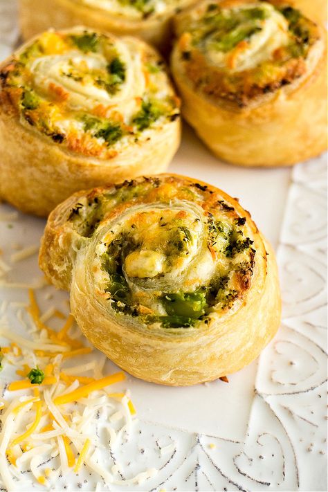 Broccoli Cheese Pinwheels - CPA: Certified Pastry Aficionado Cream Cheese Broccoli, Frozen Broccoli Recipes, Puff Pastry Snacks, Puff Pastry Recipes Savory, Cream Cheese Puff Pastry, Puff Pastry Pinwheels, Cheese Broccoli, Tea Party Sandwiches, Puff Pastry Appetizers