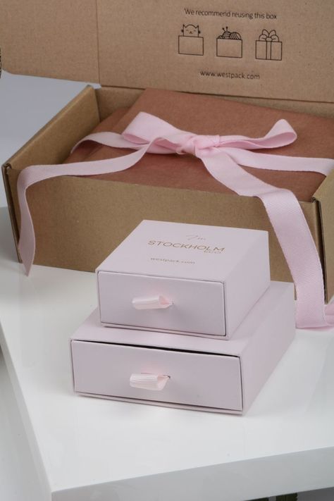 Shirt Box, Store Design Boutique, Eco Jewelry, Jewellery Packaging, Packaging Display, Cake Packaging, Graphic Design Business, Boutique Store, Boutique Stores