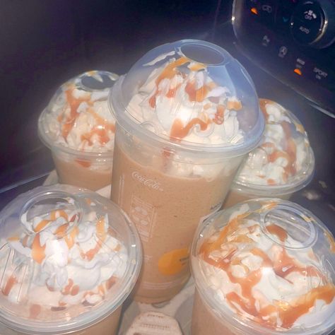 Mcdonalds Caramel Frappe, Carmel Frappe, Secret Starbucks Recipes, Caramel Frappuccino, Smoothie Drink Recipes, Food Babe, Food Therapy, Yummy Comfort Food, Delicious Snacks Recipes