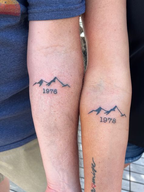 Brother and sister matching Mount Shasta tattoos with their birth year underneath on their forearm Twin Tattoos Brothers, Tattoos To Get For Your Brother, Maching Tattoos Brother Sister, Small Tattoos Brother And Sister, Bro And Sister Tattoos, Unique Brother And Sister Tattoos, Sibling Tattoos For 2 Sisters 1 Brother, Matching Tattoos Men, Simple Brother Sister Tattoos