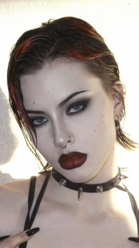 90 Goth Makeup, Low Key Goth Makeup, Grunge Vampire Makeup, Makeup Looks With Red Hair, 90s Vampire Makeup, Y2k Vampire Outfit, Goth Rock Makeup, Goth Smokey Eye Makeup, 90s Gothic Makeup