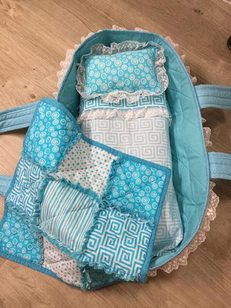 Dolls Cot Bedding, How To Make Fabric Baskets, Doll Bassinet Pattern Free, Homemade Sewing Gifts, Baby Doll Carrier Pattern, Doll Carrier Pattern, Doll Bassinet, Baby Doll Carrier, Baby Doll Bed