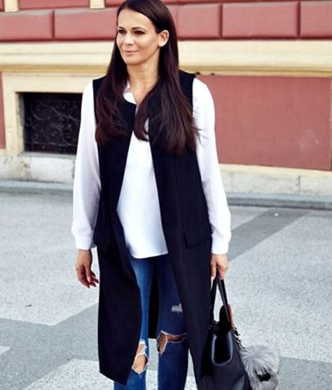 Cool Ways to Style a Long Vest Over 40 Sleeveless Long Sweaters, Long Knit Vest Outfits For Women, Style Long Vest, Long Black Sweater Vest Outfit, Long Vest Outfit Winter, Duster Vest Outfits, Cotton Vest Outfits, Long Black Vest Outfit, Sleeveless Coat Outfit