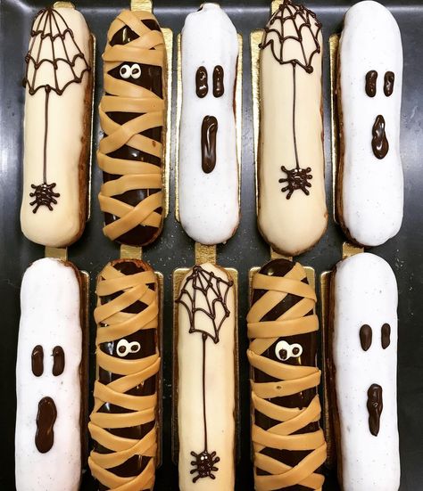 Pastry Halloween Ideas, Halloween Choux Pastry, Halloween Eclairs, Eclair Design, Halloween Pastry, Halloween Bakes, Mini Pastelitos, Postres Halloween, Diner Party