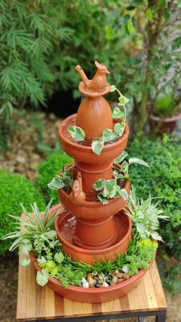 Terracotta Fountain Diy, Clay Fountain Ideas, Terracotta Fountain, Make A Water Fountain, Water Fountain Design, Diy Hanging Planter, Planter Diy, Diy Water Fountain, Diy Fountain