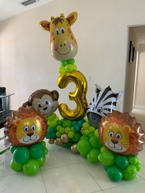 Safari Balloon Centerpieces, Wild One Balloon Centerpiece, Animal Balloon Centerpieces, Safari Balloon Bouquet, Safari Stuffed Animal Centerpieces, Ruffle Blouse Designs, Tom And Jerry Cake, Jungle Thema, Safari Theme Birthday