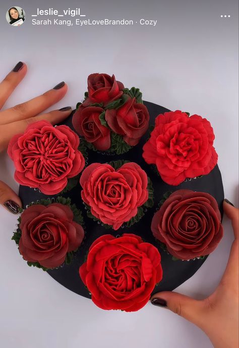 Red And Black Cupcakes, Gothic Cupcakes, Red Rose Cupcakes, Heart Cake Design, Gothic Cake, Black Cupcakes, 15th Birthday Cakes, Red Cupcakes, Cake Lettering