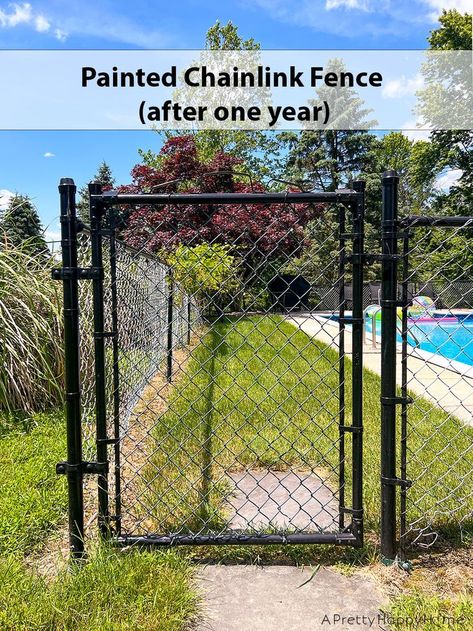 Hack for making painting a chainlink fence easier with less paint wasted! Plus, a primer that works on galvanized metal! Cover Metal Fence Posts, Cyclone Fence Makeover, Painting Fence Black, How To Paint A Chain Link Fence, Painted Metal Fence, Spray Paint Chain Link Fence, Diy Chain Link Fence Makeover, Update Chain Link Fence, Chain Link Fence Upgrade