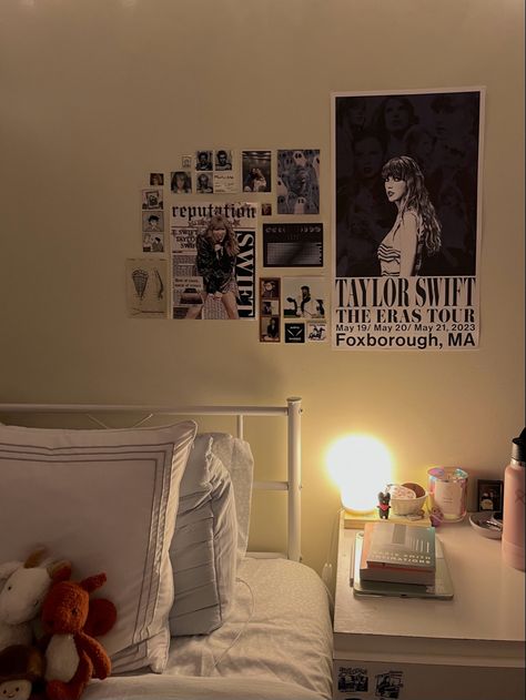 taylor swift, posters, room aesthetic, jellycat, bedroom decor Taylor Swift Aesthetic Room Poster, Taylor Coded Room, Ariana Grande Bedroom Aesthetic, Bedroom Taylor Swift Theme, Swiftie Bedroom Aesthetic, Taylor Swift Inspired Room Aesthetic, Taylor Swift Poster Room, Taylor Swift Inspired Room Decor, Taylor Room Decor