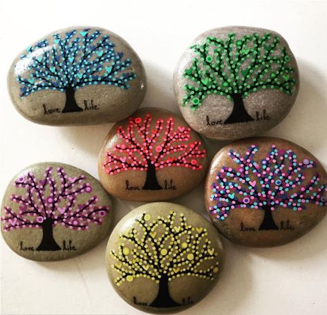 Get inspired with dotted tree of life and seasonal tree rock painting design ideas.   For more painted rock and stone art ideas, visit I Love Painted Rocks. Studio Live, Art Pierre, Happy Stones, Painted Rocks Diy, Mandala Rocks, Paint Rock, Pet Rocks, Rock Painting Designs, Mandala Stones