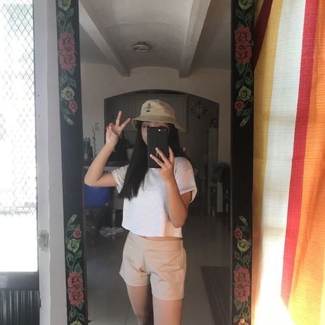 gray croptop + light brown shorts + brown bucket hat Light Brown Shorts Outfit, Brown Shorts Outfit, Outfit Croptop, Brown Bucket Hat, Shorts Outfit, Brown Shorts, Short Outfits, Light Brown, Bucket Hat