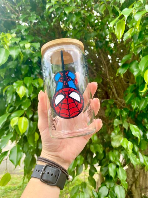 Crystal cup decorated with vinyl Tumbler Starbucks Cups, Vinyl Cup Ideas For Men, Spider Man Tumbler Cup Ideas, Pokemon Cup, Sagittarius Wallpaper, Boys Cup, Spiderman Christmas, Spiderman Painting, Glass Tumbler Design