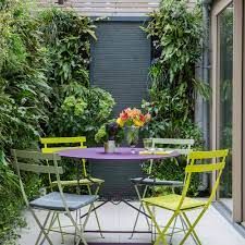 Garden paint ideas to add a splash of colour and vibrancy to outdoor Small Yard Garden, Living Green Walls, Garden Planning Ideas, Garden Seating Area, Small Courtyard, Yard Garden Design, Courtyard Ideas, Small Courtyard Gardens, Small Balcony Garden