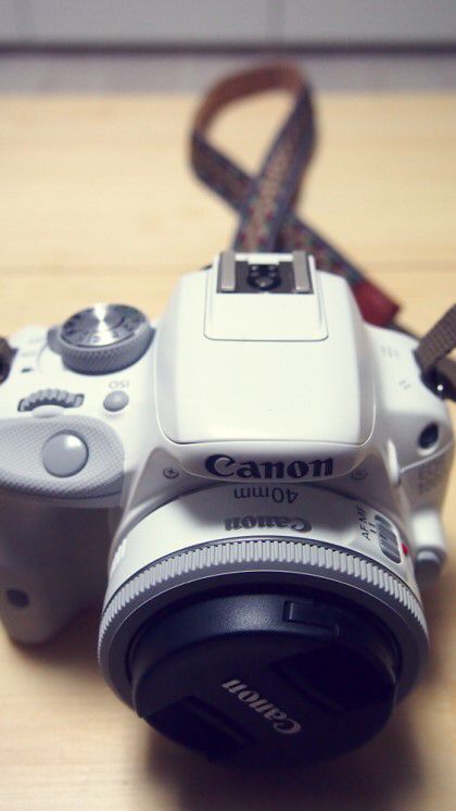 Canon 100d white Photographer Gear, Canon 100d, Forced Perspective Photography, Simple Camera, Photography Cameras, Forced Perspective, Cute Camera, Antique Cameras, Perspective Photography