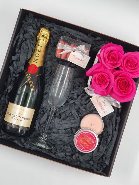 Gift box Champagne Flowers and Champagne Macarons Vela Personalized Gifts Moet Gift Champagne Box Gift, Champagne Birthday Gift Ideas, Champagne Gift Box Ideas, Brunch Gift Bags, Champagne Gift Ideas, Champagne Gift Basket, Flowers And Champagne, Champagne Gift Box, Champagne Macarons