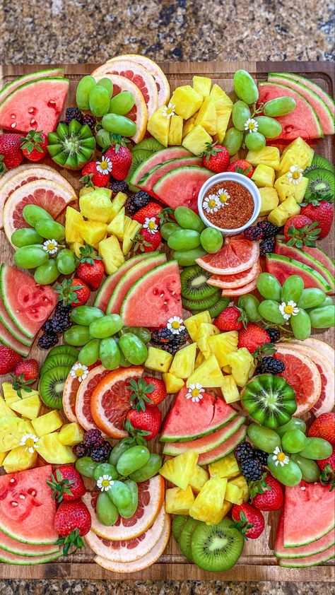 Cinco De Mayo Fruit Platter, Party Fruit Platter, Luxury Catering, Party Fruit, Fruit Garnish, Fruit Platter Designs, Breakfast Platter, Amazing Food Decoration, Party Food Buffet