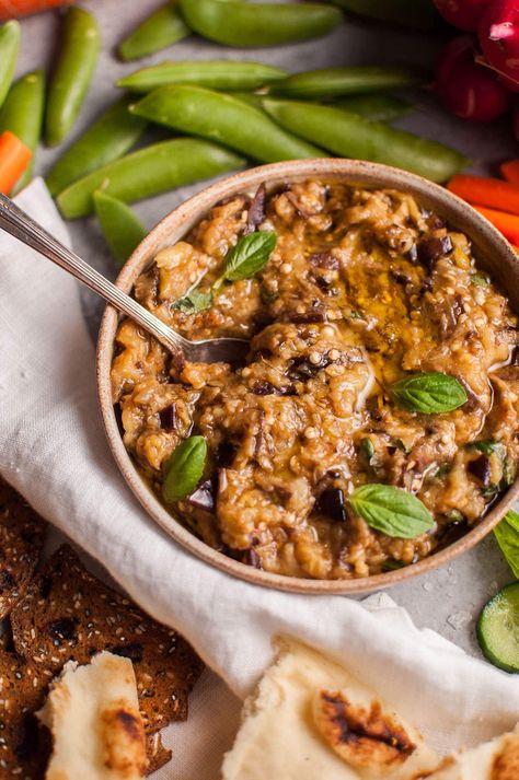 This roasted eggplant dip is easy to make and a fabulous appetizer or snack alongside your favorite veggies, crackers, or other dippables! Caviar Aubergine, Eggplant Dip Recipes, Dip Sauces, Roasted Eggplant Recipes, Muhammara Recipe, Go Vegetarian, Roasted Eggplant Dip, Veggie Recipe, Eggplant Dip