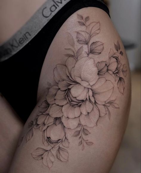 Hip Peony Tattoo, Peony Thigh Tattoo, Sm Tattoo, Asian Style Tattoo, Thigh Flower Tattoo, Small Hip Tattoos Women, Hip Tattoos For Women, 23 Tattoo, Floral Hip Tattoo