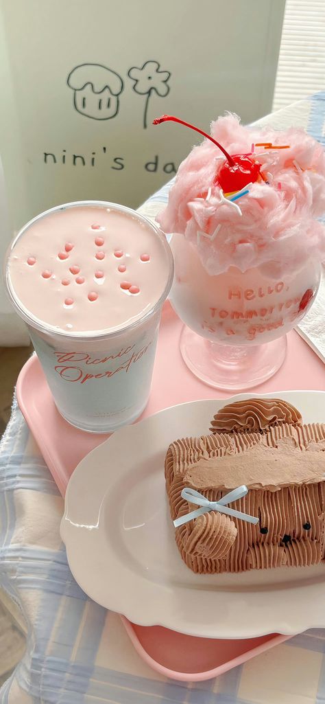 Dessert Wallpaper Aesthetic, Pink Cafe, Pink Wallpaper Girly, Pretty Wallpapers Tumblr, Mini Cakes Birthday, Photographie Portrait Inspiration, Pink Foods, Food Wallpaper, Mood Wallpaper