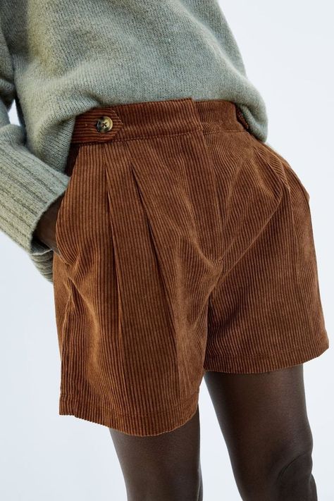 Cool Tights, Outfits Bonitos, Ropa Upcycling, Making Clothes, Corduroy Shorts, Brown Shorts, Mode Inspiration, Shorts With Pockets, Cottage Style