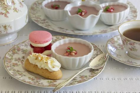 La Saint-Valentin en Rose - Page 6 of 7 - TeaTime Magazine Tea Time Magazine, Chinese Tea House, Almond Creme, Unflavored Gelatin, Tea Sandwiches, French Macarons, Pomegranate Juice, Time Magazine, Eclairs