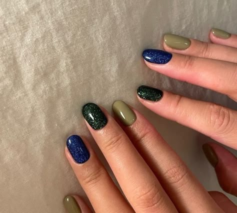 Multi Colored Winter Nails, Multicolor Green Nails, Winter Multicolor Nails, Multicolored Nails, Fall Nail Polish, January Nails, Modern Nails, Simple Gel Nails, Casual Nails