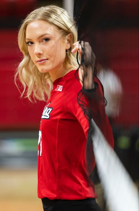 Volleyball Banner Poses, Media Day Poses Volleyball Individual, Volleyball Senior Banner Poses, Aesthetic Volleyball Pictures, Senior Picture Ideas Volleyball, Volleyball Picture Ideas, Volleyball Photoshoot Ideas, Volleyball Pictures Poses Individual, Volleyball Media Day Poses