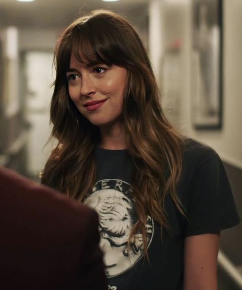 Wide Fringe Hair, Dakota Johnson Curtain Bangs, Petal Bangs, Dakota Johnson Haircut, Zoe Deschanel Hair, Bangs Dakota Johnson, Bottleneck Bangs Medium Hair, Hairstyles With Bangs Medium, Outfit Sera