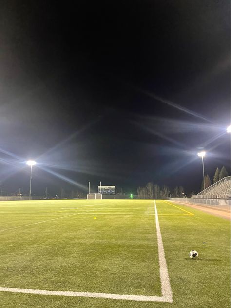 late practices>>> Football Practice Aesthetic, Soccer Practice Aesthetic, Soccer Field At Night, Wallpaper Box, Best Soccer Shoes, Football Pitch, Soccer Practice, Football Is Life, Soccer Goal