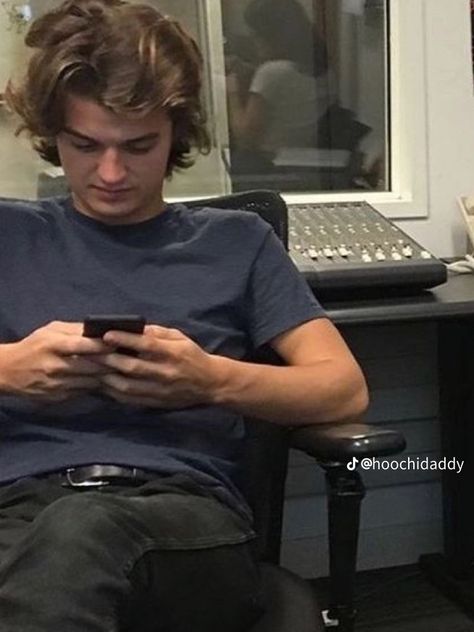 Stranger Things Joe Keery, Steve Harrington Stranger Things, Joe Kerry, Beautiful Joe, Joe Keery, Steve Harrington, Happy Women, Celebrity Crush, Last Night